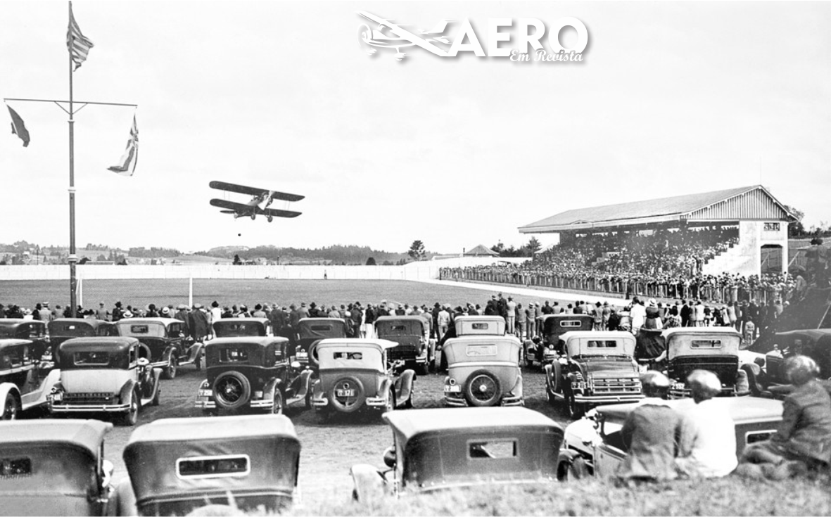 Bombardeio, Aeroclube do Paraná, aviação, Franco Rovedo, Manoel Ribas, Lothário Meissner, 5º Regimento de Aviação, Curitiba, bombardeio simbólico, estádio Belfort Duarte, Waco CSO, Getúlio Vargas, José Cândido Muricy Filho, revolução de 1932, aviação militar, Vough Corsair, estádio Couto Pereira, Santos Dumont, Albatroz, paraquedismo, história do futebol, Coritiba Foot Ball Club, bombardeio pacífico, aviação brasileira, intervenção aérea, futebol paranaense, história do Brasil, década de 1930, batalhas aéreas, evolução aérea, campo de aviação, intervenção militar.