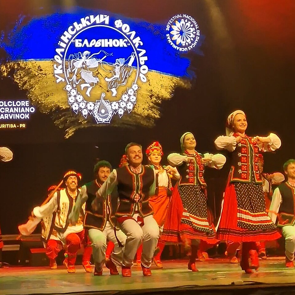 #FestivalFolclórico #Barvinok #CulturaUcraniana #DançaFolclórica #TeatroGuaíra #TradiçãoUcraniana #FolcloreEuropeu #EtniasDoParaná #EspetáculoCultural #OrgulhoUcraniano #CuritibaCultural #UcrâniaNoBrasil #GrupoBarvinok #RaízesUcranianas #CulturaNoPalco #FestivalDeEtnias #ArteEDança #Pervinca #MúsicaUcraniana #OrquestraFolclórica #CulturaBrasileira #ImigrantesUcranianos #Holodomor #DançaTradicional #CulturaEIdentidade #FrancoRovedo #CulturaEmRevista #CulturaPopular #ComunidadeUcraniana #CelebraçãoCultural